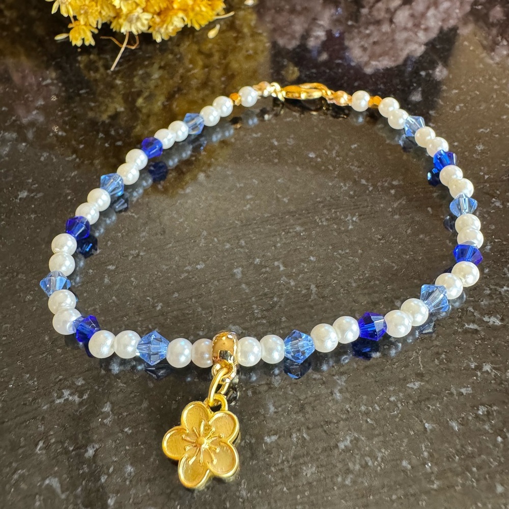 Bracelet - Anklet NWT Elegant Beaded Anklet with Gold flower Charm - Picture 2 of 2